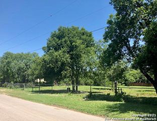 107 Longview Ave, Sabinal, TX 78881