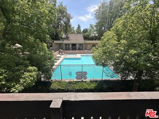 18350 Hatteras St #202, Tarzana, CA 91356