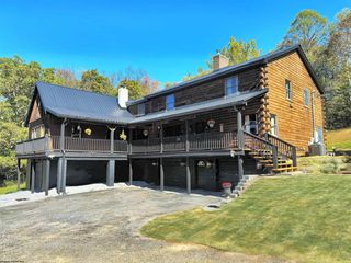 241 River Farms Dr, Fairmont, WV 26554