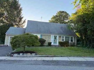 31 Glenwood Road, Glen Head, NY 11545