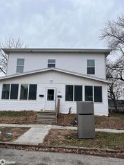 1015 N  10th St, Burlington, IA 52601