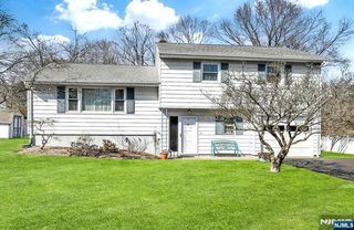 10 Rustic Dr, Waldwick, NJ 07463