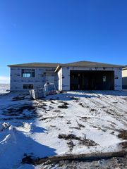 121 27th St NW, Watertown, SD 57201