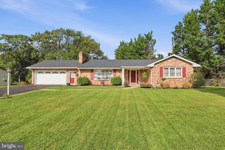 24 Springfield Ln, Williamsport, MD 21795