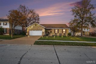 5840 Mango Dr, Saint Louis, MO 63129