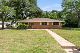 400 E  6th St, Cameron, TX 76520