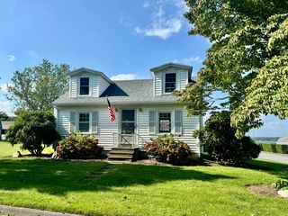 82 Raymond St, Fairhaven, MA 02719