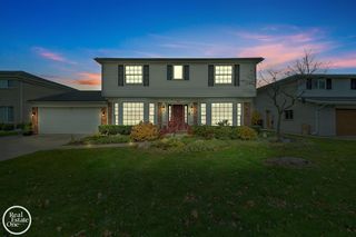 869 Moorland Dr, Grosse Pointe Woods, MI 48236