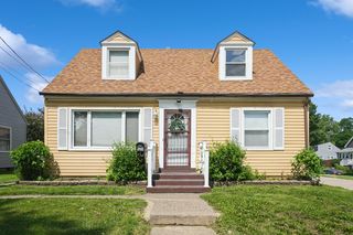 1128 28th St, Bettendorf, IA 52722
