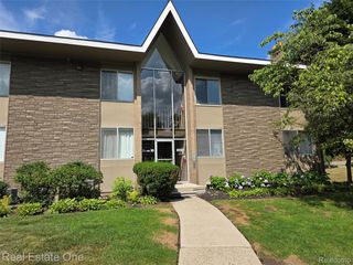 2027 Klingensmith Rd #70, Bloomfield Hills, MI 48302