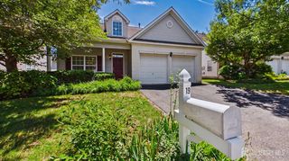 19 Appleby Dr, Helmetta, NJ 08828