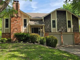 13945 S  Summertree Ln, Olathe, KS 66062