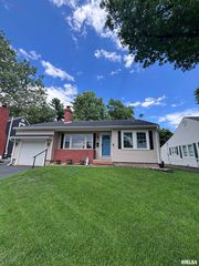 1204 Edgehill Rd, Jacksonville, IL 62650