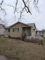402 W  Pleasant Valley St, Sigourney, IA 52591