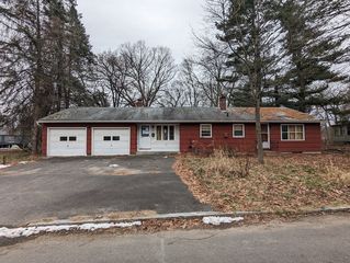27 Hearthstone Ter, Chicopee, MA 01020