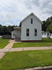 1823 W  6th St, Davenport, IA 52802