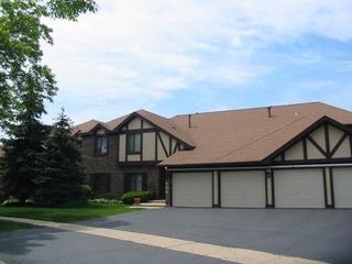 706 Cross Creek Dr #B, Roselle, IL 60172