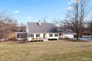 991 Hillcrest Rd, Elgin, IL 60123