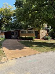 724 Fieldcrest Dr, Saint Louis, MO 63126