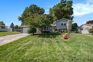 5481 Rockbluff Dr NE, Comstock Park, MI 49321