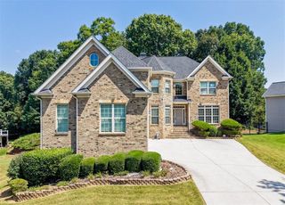 8915 Maple Run Trl, Gainesville, GA 30506