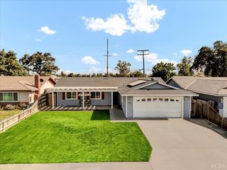 1035 Hoover Way, Hanford, CA 93230