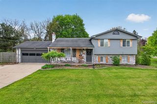 11479 Farmhill Dr, Fenton, MI 48430