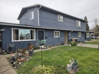 702 SE 9th St, Grants Pass, OR 97526