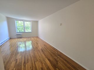31-28 29th St #5F, Astoria, NY 11106