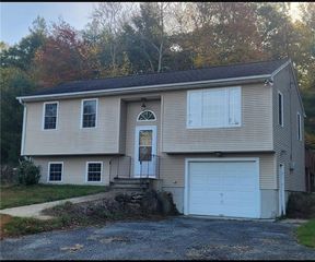 1144 Snake Hill Rd, Glocester, RI 02857