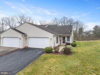 2832 Tonys Dr, York, PA 17408