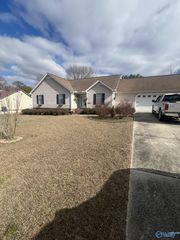 1134 Laverne Cir NW, Arab, AL 35016