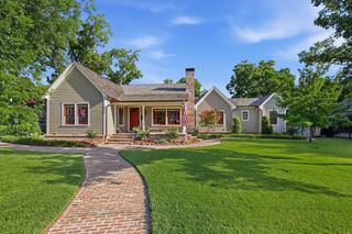 426 E  Texas St, Grapevine, TX 76051