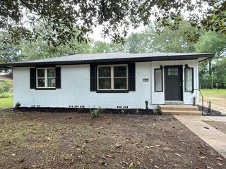215 E  3rd Ave, Crestview, FL 32536