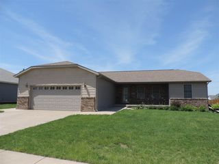 1835 Fawnridge Dr, Pekin, IL 61554