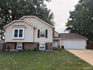 746 Galway Dr, Ballwin, MO 63021