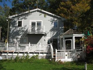 486 Lakeview Dr, White Lake, MI 48386