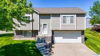 1504 Lakewood Dr, Papillion, NE 68046