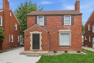 1342 Hollywood Ave, Grosse Pointe Woods, MI 48236