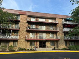 5450 Astor Ln #402, Rolling Meadows, IL 60008