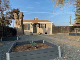 526 N  View Ave, Visalia, CA 93292