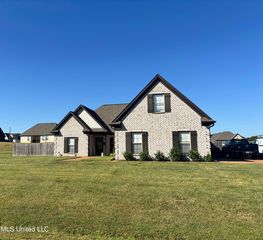 109 Cross Creek Dr, Senatobia, MS 38668