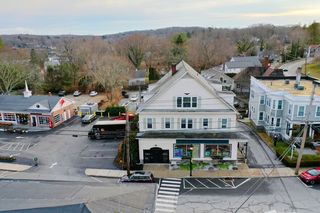 2 Main St #7, Essex, CT 06426