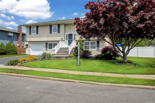 37 Westminster Lane, West Islip, NY 11795