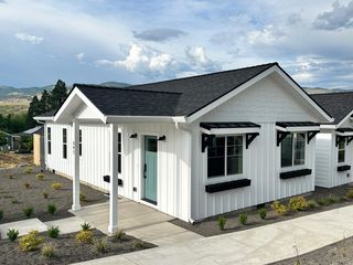 597 Coffee Ln, Ashland, OR 97520