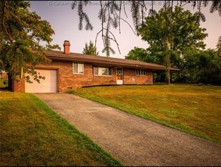 110 John St, Hurricane, WV 25526