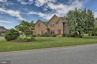 8 Rolling Meadow Rd, Lebanon, PA 17046