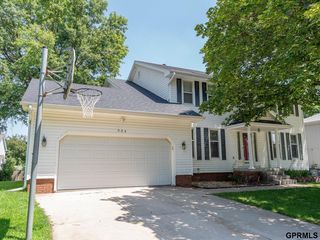 904 Michael Dr, Papillion, NE 68046