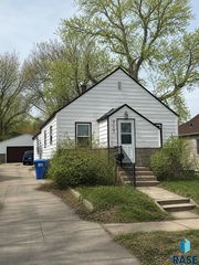 717 S  Hawthorne Ave, Sioux Falls, SD 57104