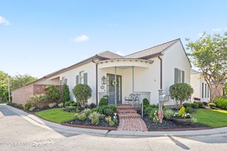 300 Edgehill Cir, Lafayette, LA 70508